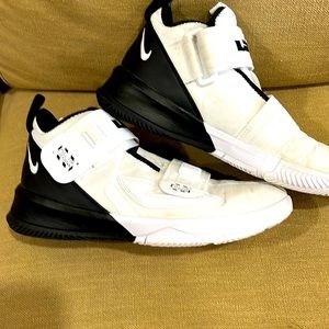 Nike Lebron youth size youth  7 worn on court only 1/2 season. Maybe 15 times